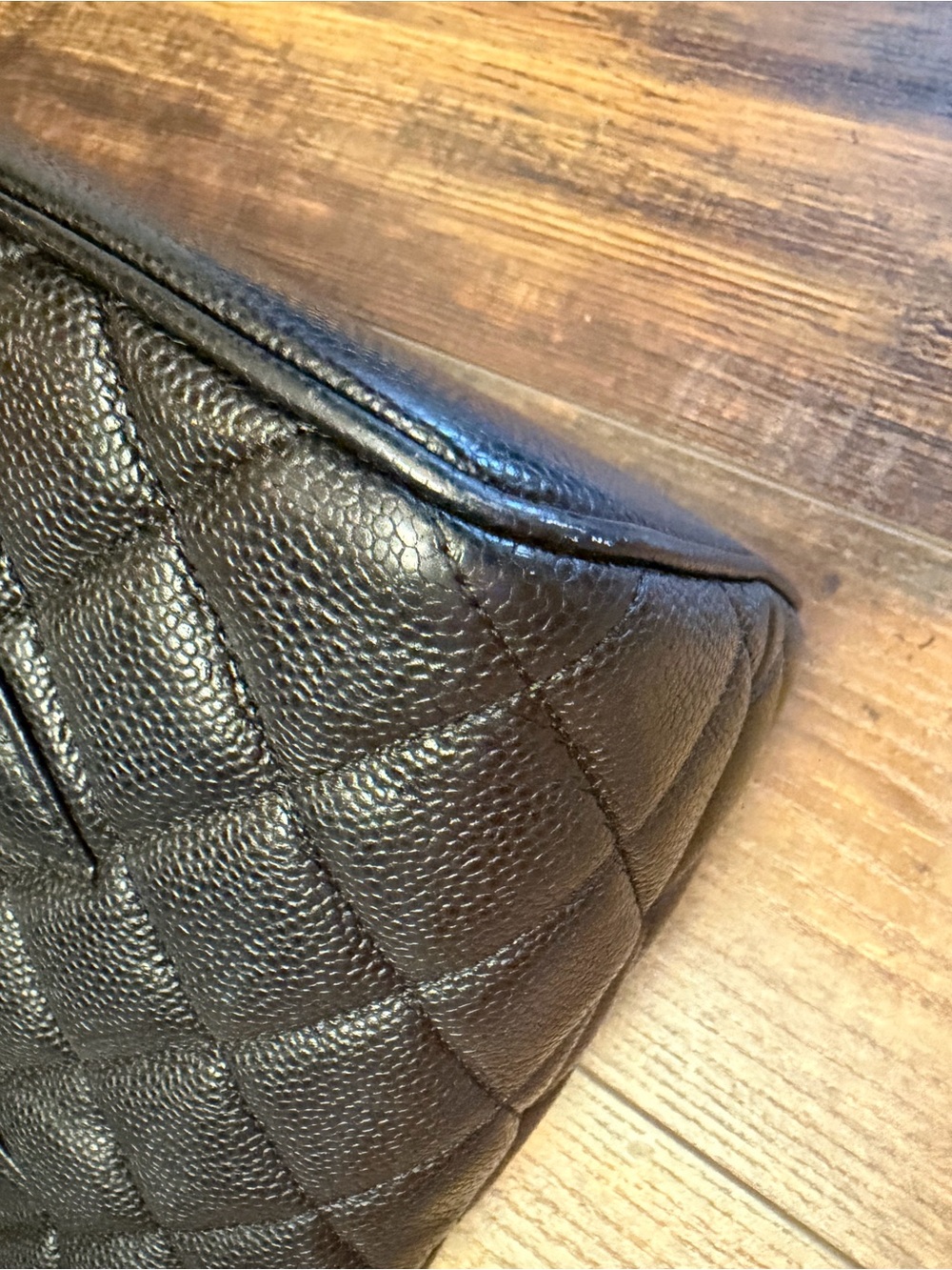 CHANEL Caviar Quilted
Medallion Tote bag in black leather. Vintage Y2K Classic - Picture 12 of 13